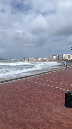 Rough seas and coastal activity observed in Las Palmas