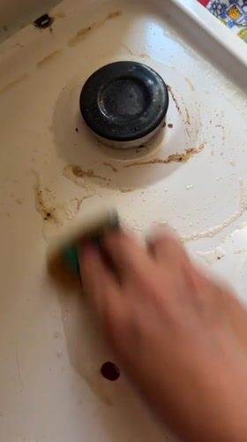 Dirty stovetop with greasy residue documented in Milan