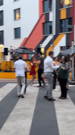 Outdoor dance gathering draws crowd to Berlin courtyard