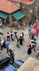 Traditional folk performance draws crowds in Santiago square