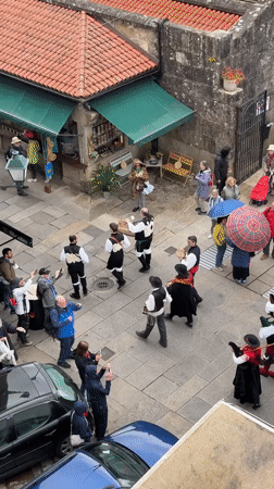 Traditional folk performance draws crowds in Santiago square
