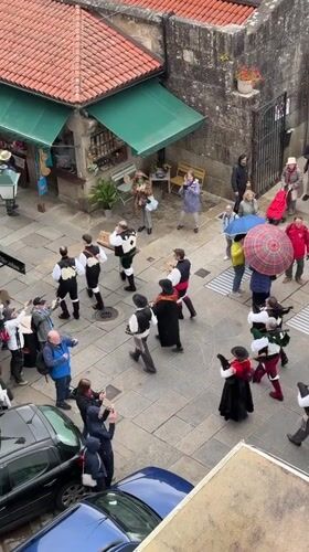 Traditional folk performance draws crowds in Santiago square