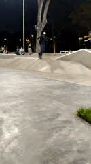 Night skateboarding session draws crowd at Caracas skate park