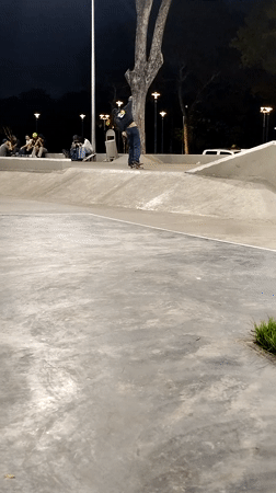 Night skateboarding session draws crowd at Caracas skate park