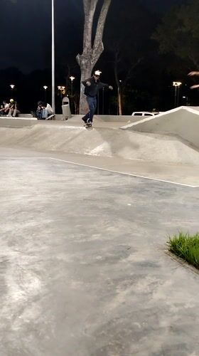 Night skateboarding session draws crowd at Caracas skate park