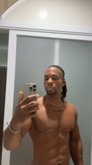 Man takes bathroom mirror selfies in 80-second session