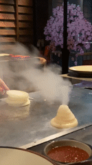 Teppanyaki chef performs cooking show at London restaurant