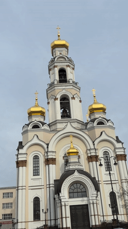 Church and luxury car spotted in Yekaterinburg