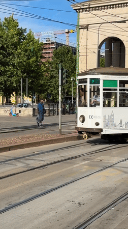 Everyday traffic and transit near Milan's Arco della Pace