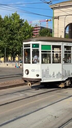 Everyday traffic and transit near Milan's Arco della Pace