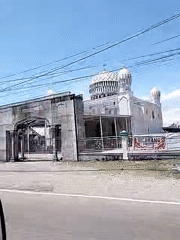 Early morning drive past mosque and roadside stalls in Keuniree