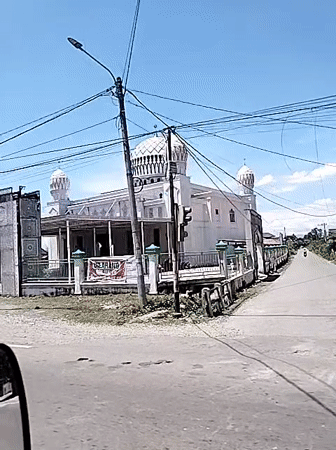 Early morning drive past mosque and roadside stalls in Keuniree