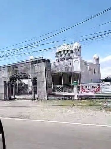 Early morning drive past mosque and roadside stalls in Keuniree