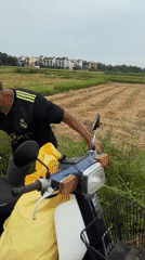 Motorcyclist documents rural ride through Đà Nẵng with mirror selfies