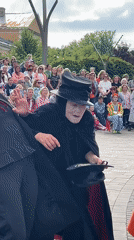 Folk festival fills Saint Petersburg streets with costumes and performance