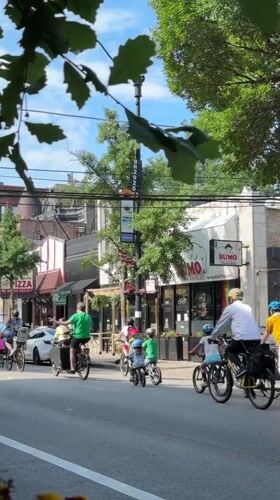 Coffee, cycling, and street life on a Chicago afternoon