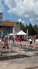 Vintage cars and historical costumes at Moskovskiy plaza event