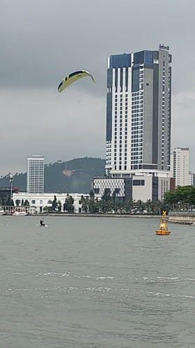 Morning leisure activities observed at Bai Chay Ward waterfront