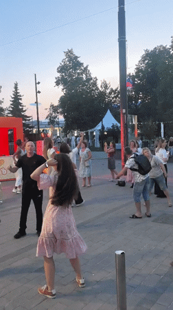 Summer night out in Nizhny Novgorod: fountains, fireworks, and street scenes