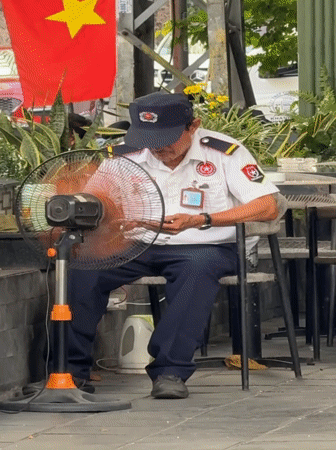 Nha Trang street scene: traffic, construction, and everyday commerce