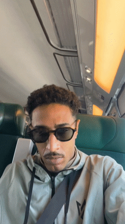 Train passenger takes selfies during journey through Kenitra