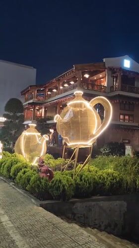 Nighttime tour captures Da Lat's illuminated landmarks and venues