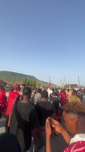 Large crowd gathers with sticks in Lokoja, Nigeria streets