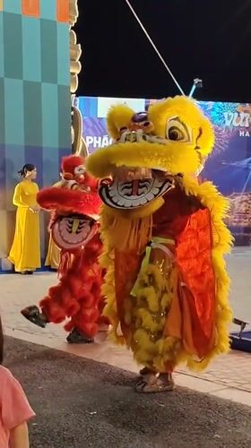Lion dancers perform at Vuifest Ha Long festival entrance