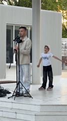 Street performer draws children, crowds at Moscow park