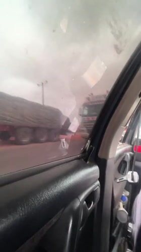 Driver films close train passage from car in Dokwa