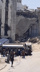 Water distribution draws crowds in damaged Khan Yunis