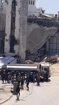 Water distribution draws crowds in damaged Khan Yunis